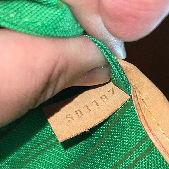 Louis Vuitton Hawaii Neverfull MM Tote w Pouch - Picture 13 of 16